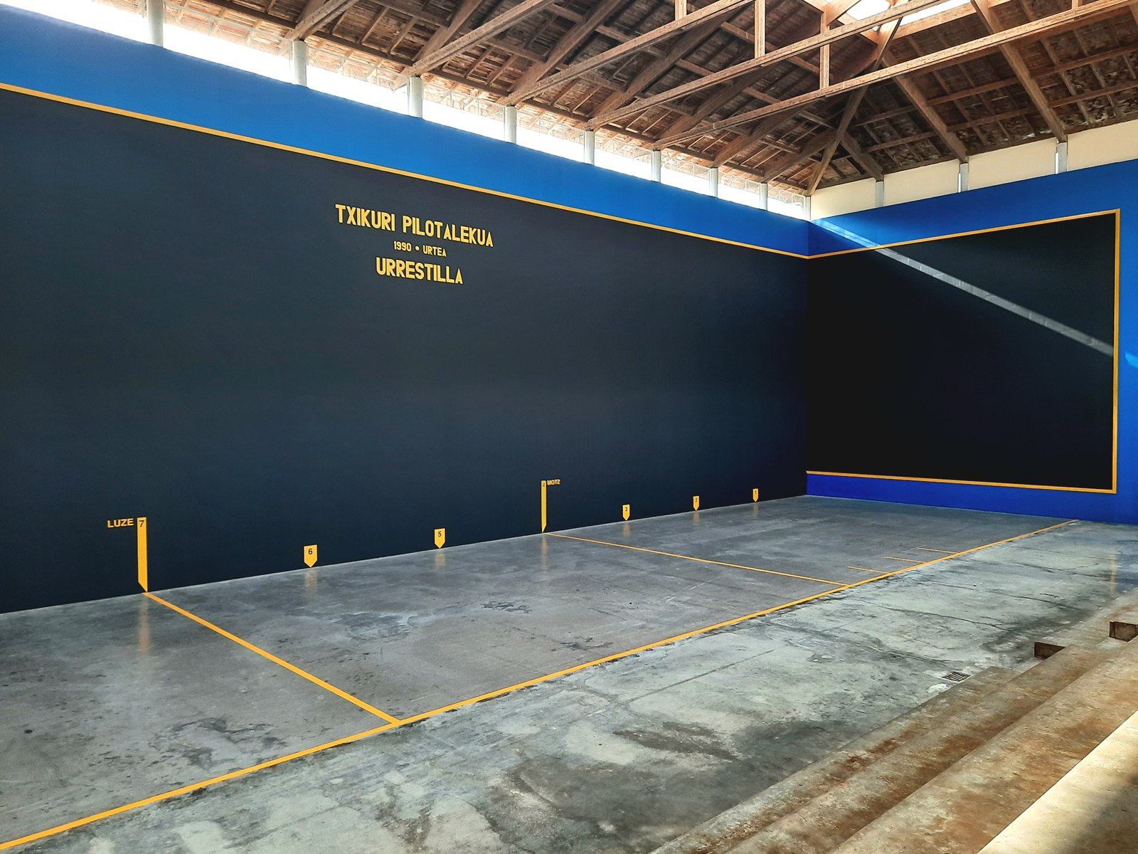 Urrestillako Txikuri pilotalekua margotu du Udalak