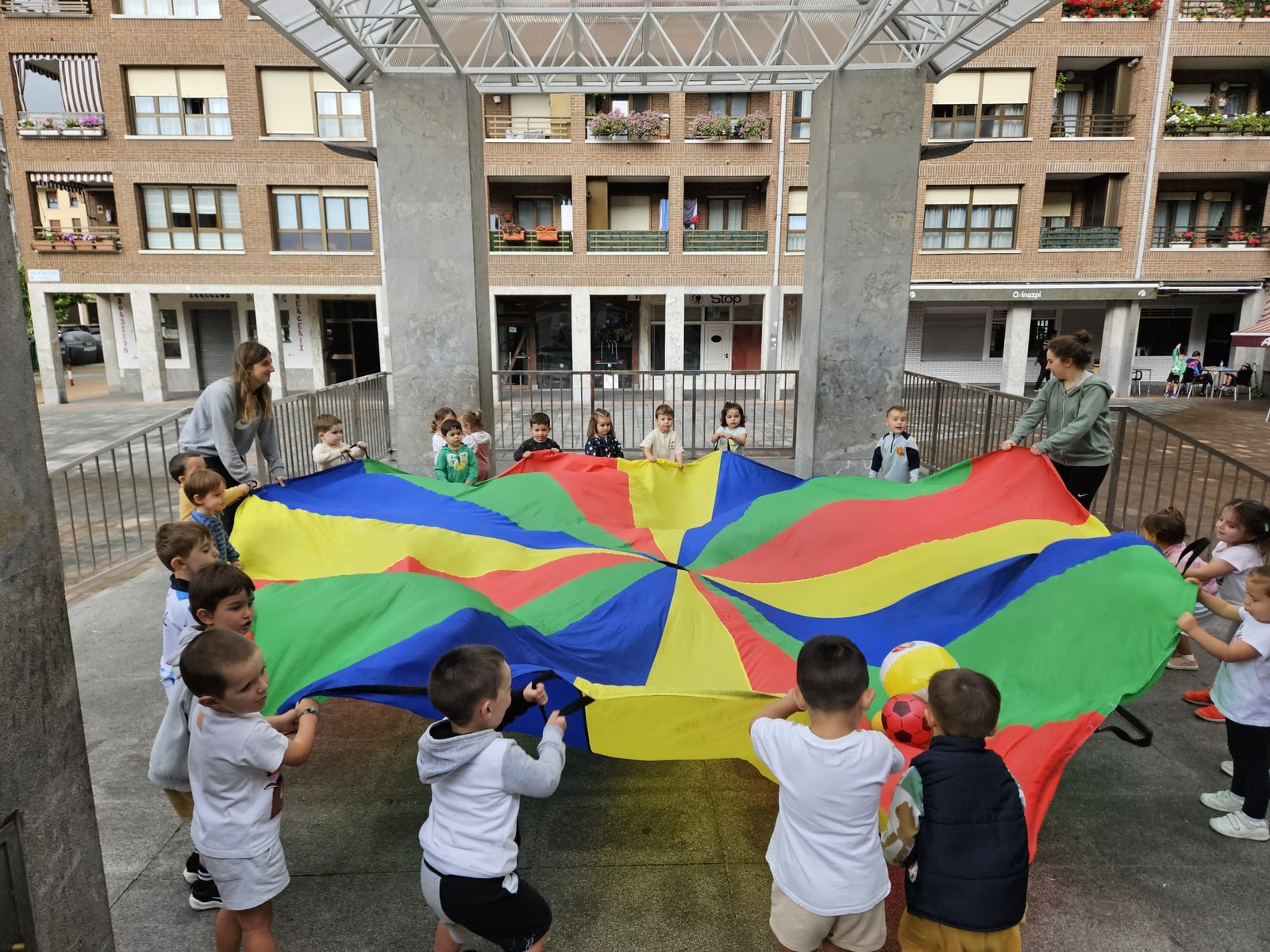 Zabalik dago udaleku irekietan begirale aritzeko izen-ematea