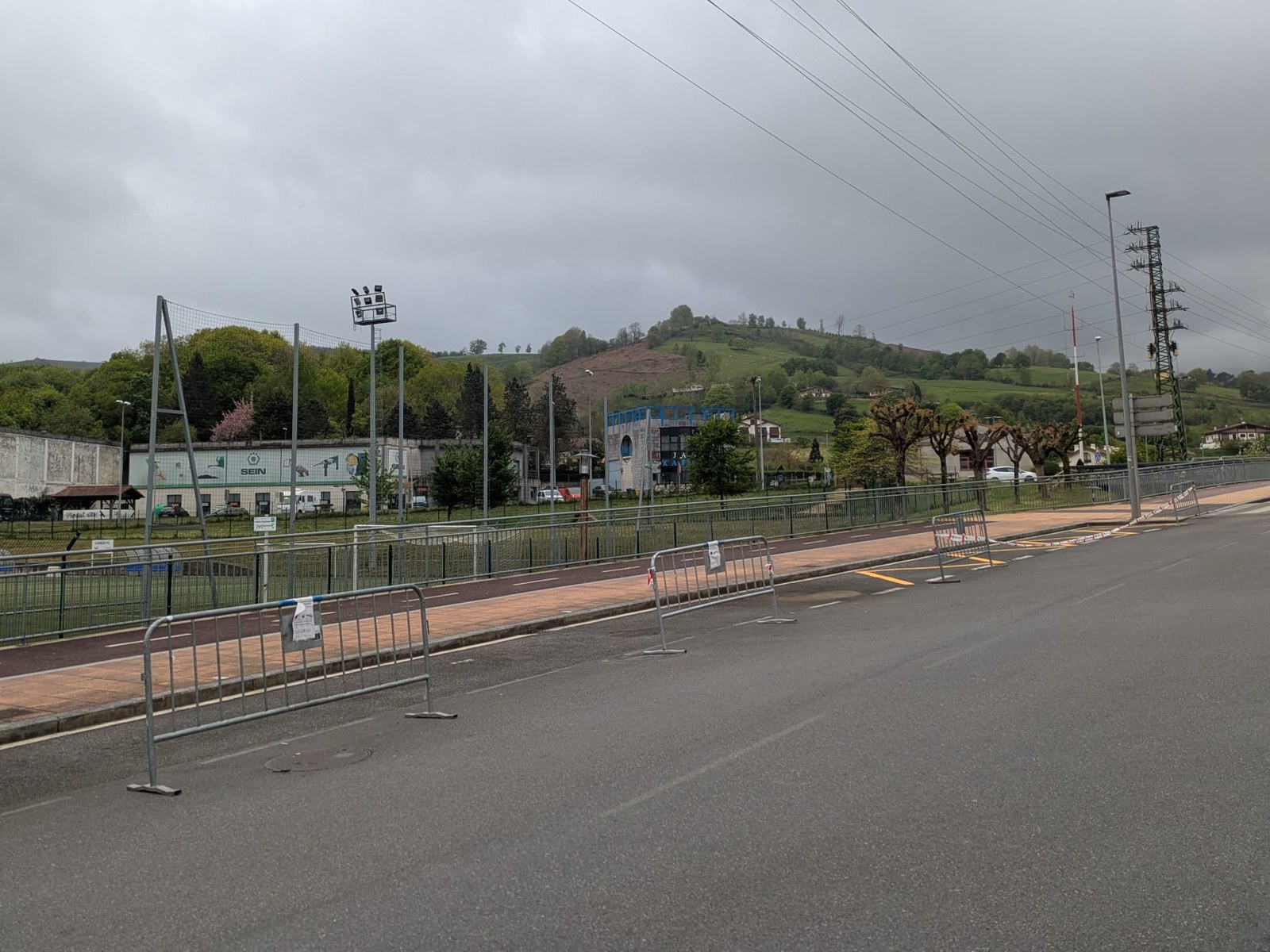 Zestoatik Izarraizpe ikastolara doazen ikasleen autobusak Garmendipeko futbol zelaiaren ondoan geratuko dira datorren astetik aurrera