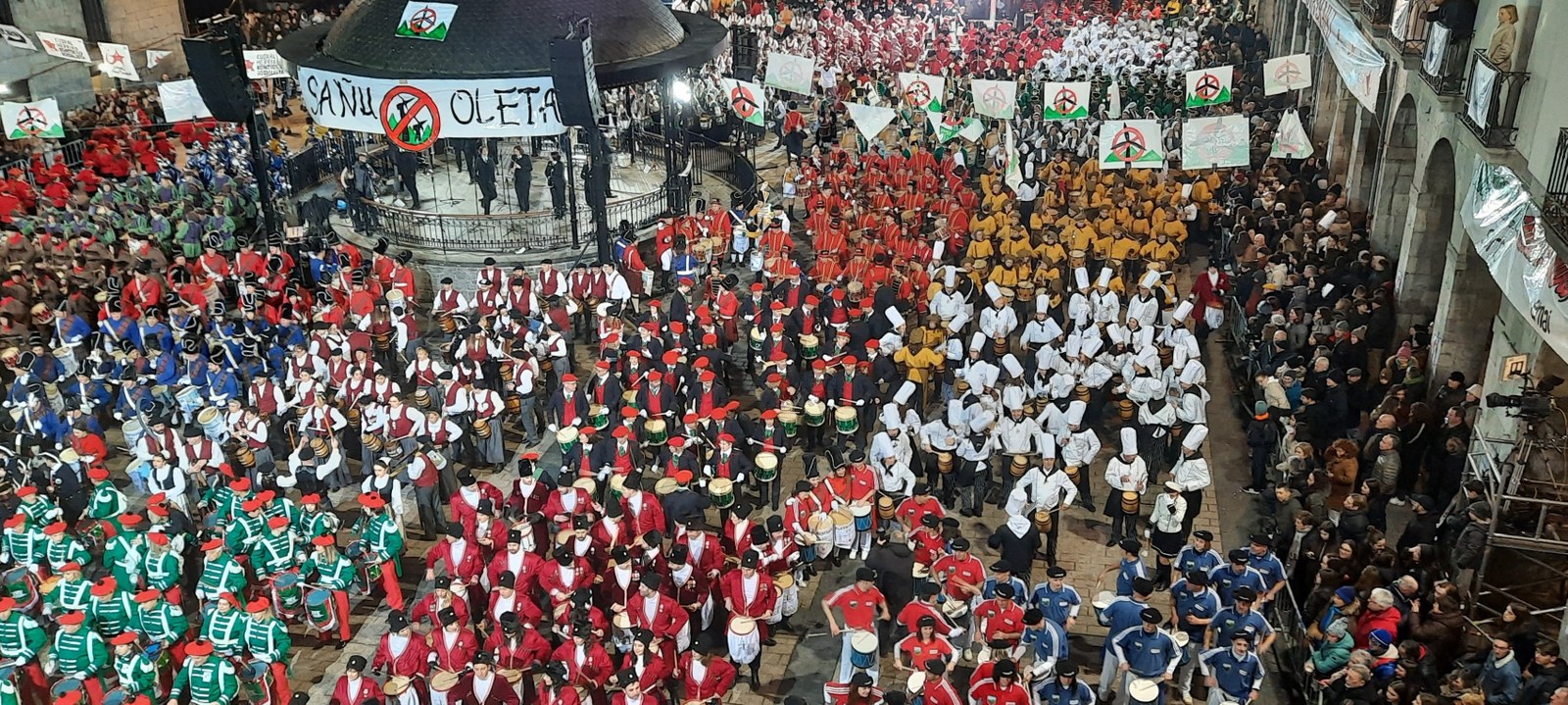 Zozketa, banderaren igoera eta jaitsieta udaletxeko balkoitik ikusteko